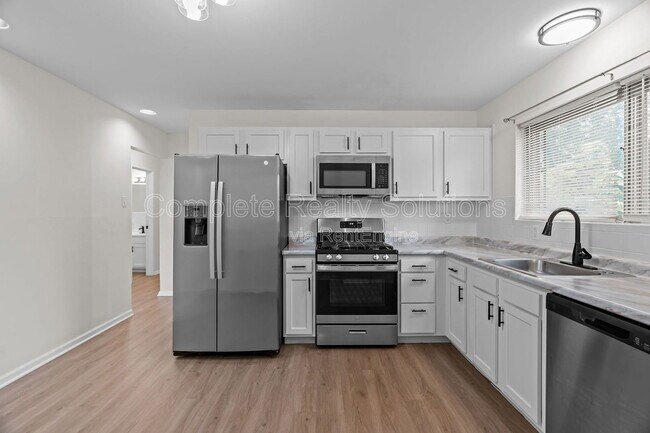 Building Photo - 560 Bardot Dr