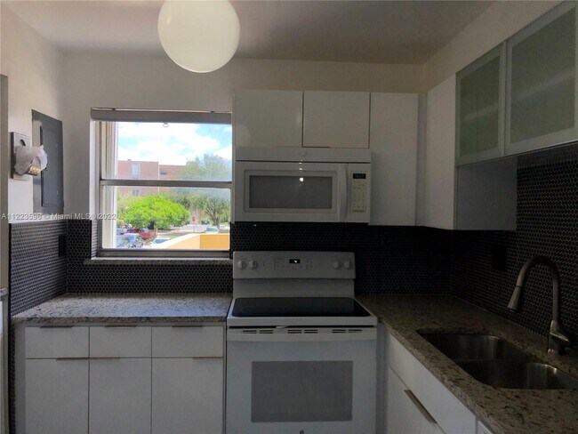 Building Photo - 9190 Fontainebleau Blvd