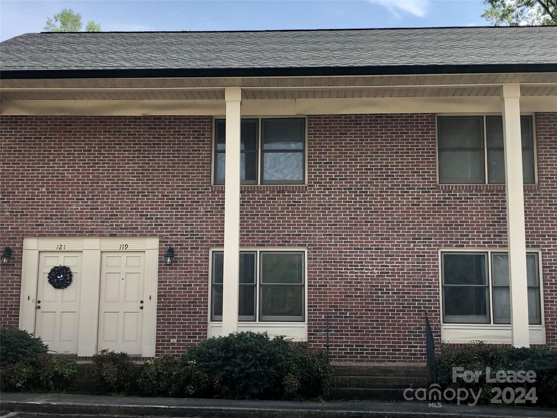 Primary Photo - 119 Hillcrest Dr