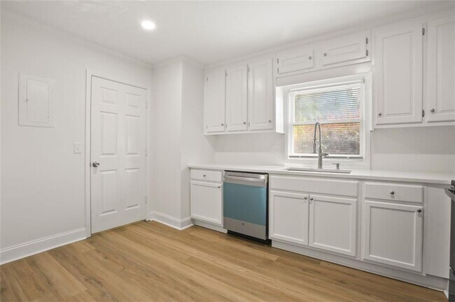 Building Photo - 460 Forestgate Ct
