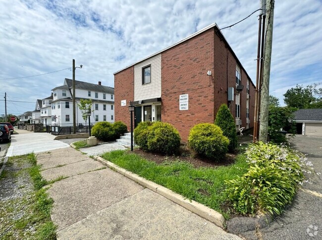 Building Photo - 155 Wayne St
