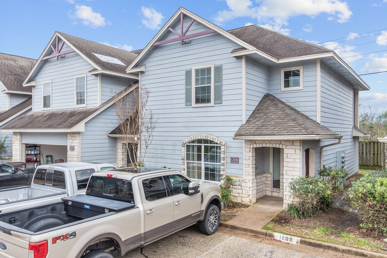 Foto principal - AVAILABLE AUGUST 2025! Great Townhome in C...