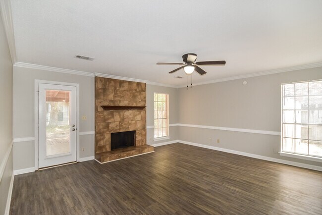 Building Photo - Beautiful Brick 3 Bedroom