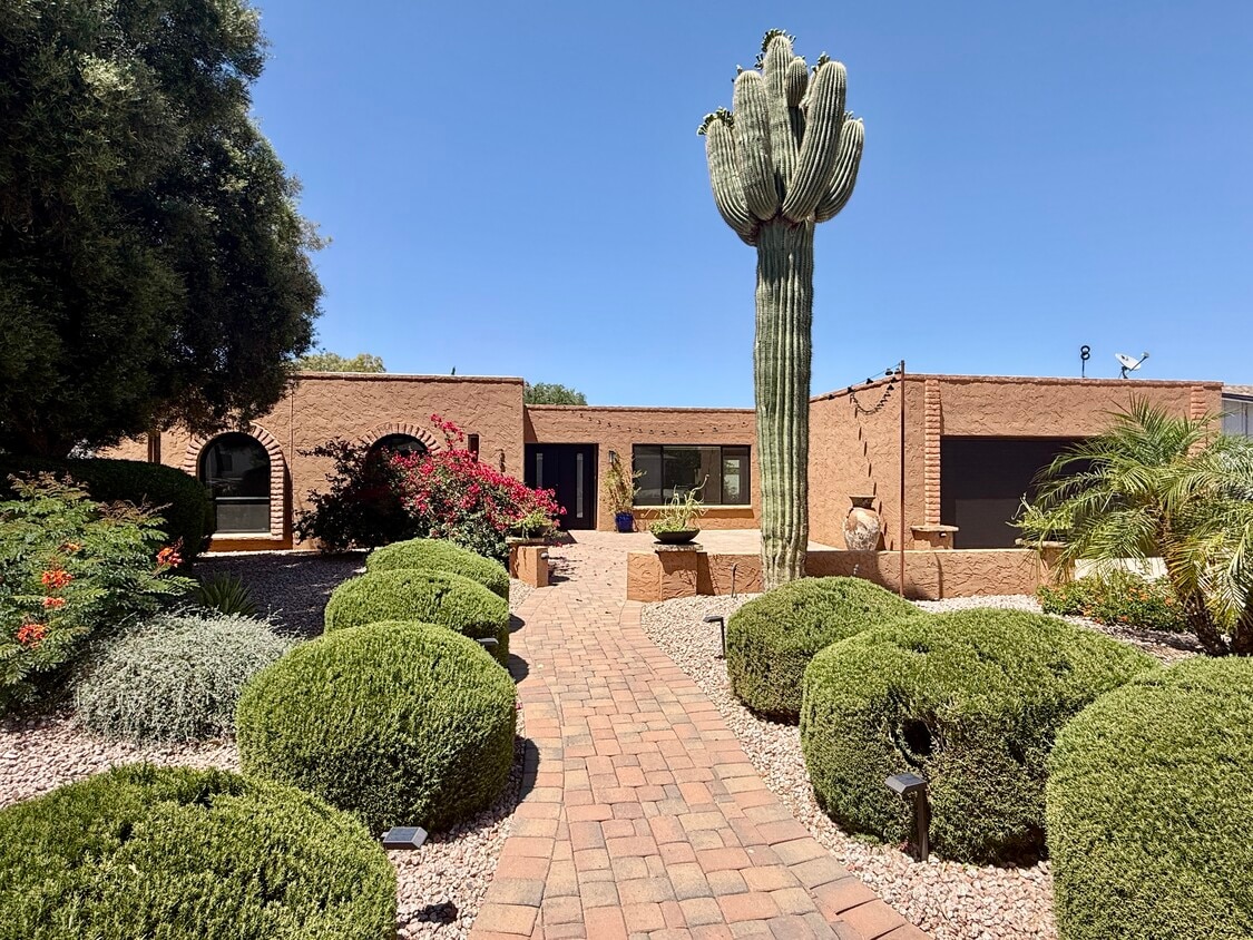 4 Bed, 2 Bath Home in the 32nd/Shea Corridor. Close to hiking, freeways, shopping and restaurants! - 2816 E Laurel Ln