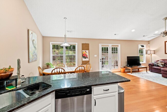 Foto del edificio - Gorgeous 3 BR 10 Minutes Away From Duke, U...
