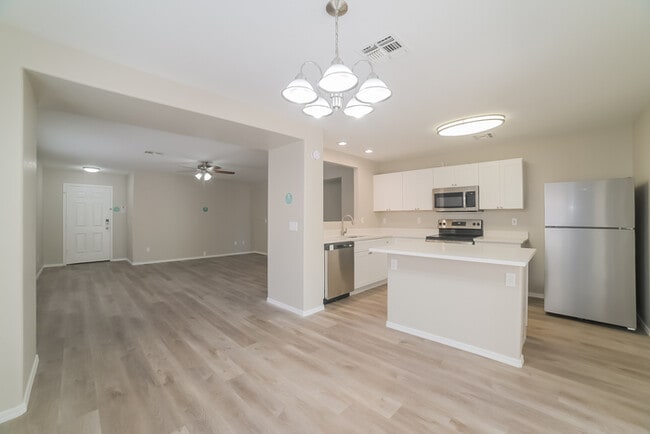 Foto del edificio - 13486 W Young St