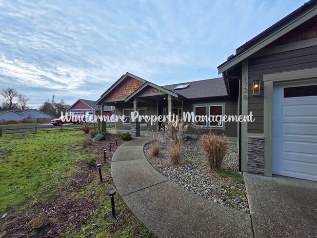 Building Photo - Luxurious and Immaculate 3 bed with office on 1.75 acre lot