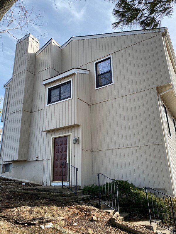 10821 Woodward St, Overland Park, KS 66210 Condo for Rent in Overland