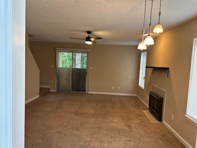 Foto del edificio - 6131 Old Plank Rd