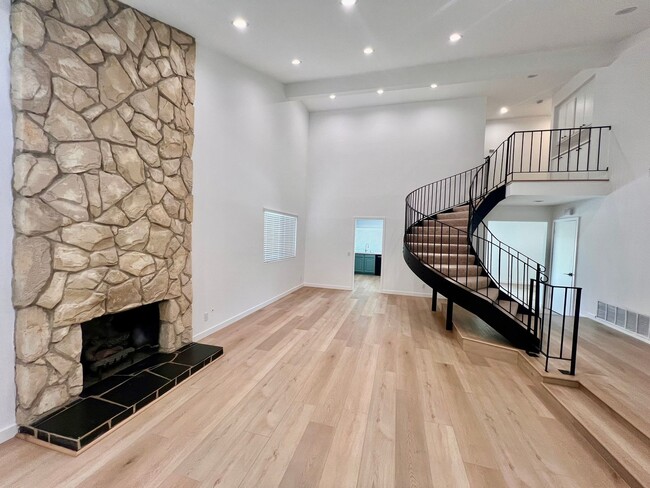 Building Photo - Beautiful 4BR/3BA Home – Bright, Modern & ...