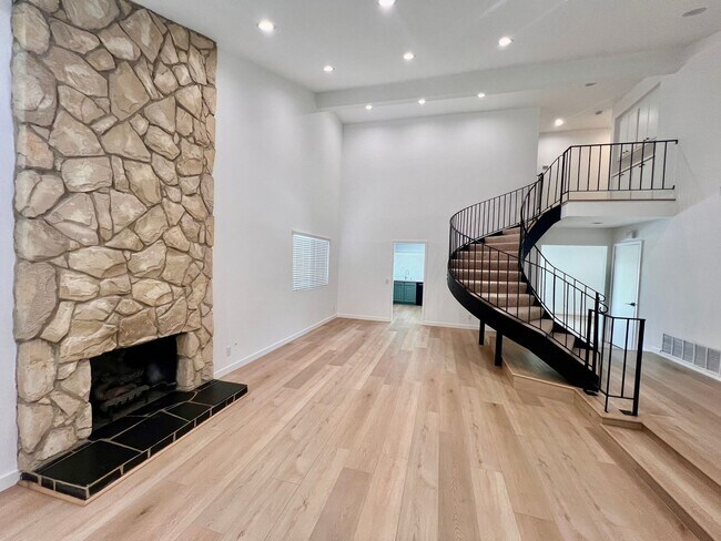 Foto del edificio - Beautiful 4BR/3BA Home – Bright, Modern & ...