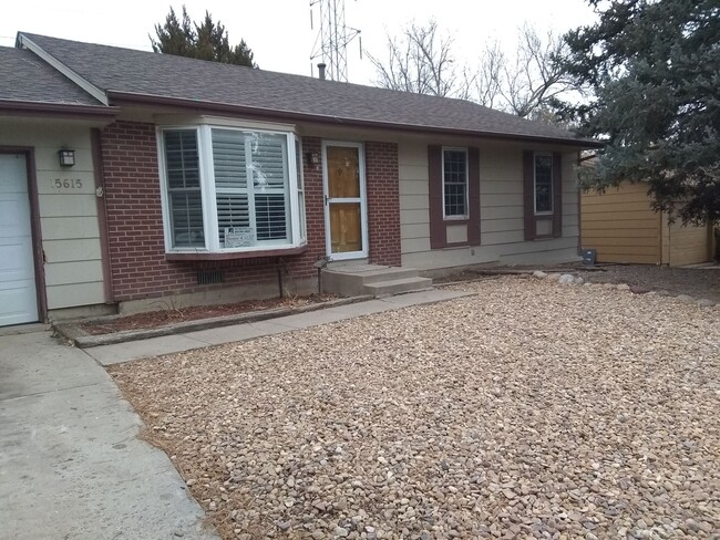 Building Photo - 3 bed, 1 Bath, 1000 SF with washer/dryer, ...