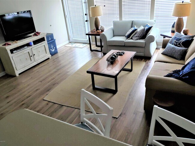 Foto del edificio - 17670 Front Beach Rd