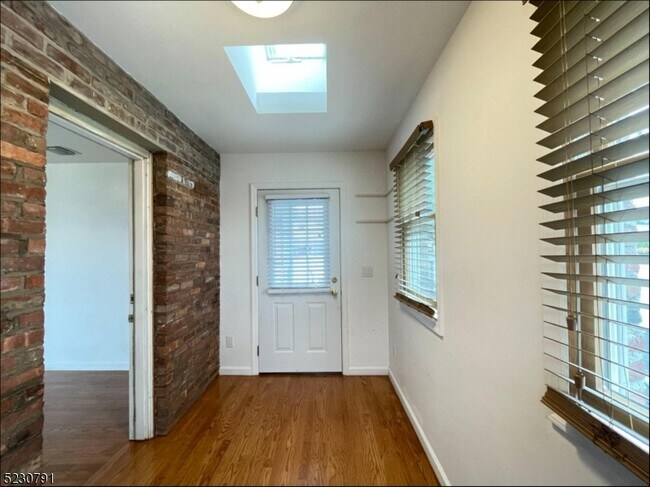 Foto del edificio - 39 Hillman Dr