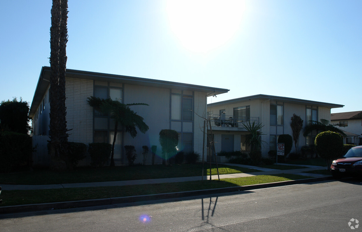 Building Photo - Greenbrier Apartments