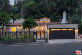 Building Photo - 1527 N Beverly Dr