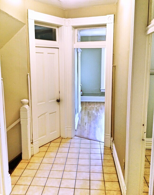 Entry hallway - 39 E Duncan St
