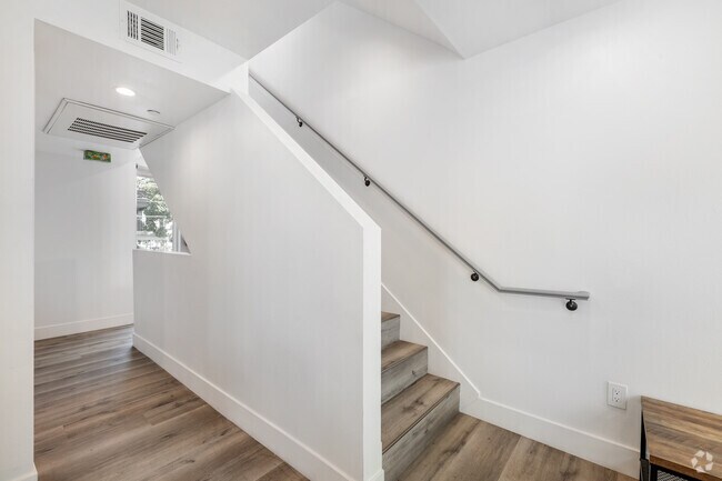 5BD, 5BA - 1,876SF - Stairway - 3001 Van Buren Pl