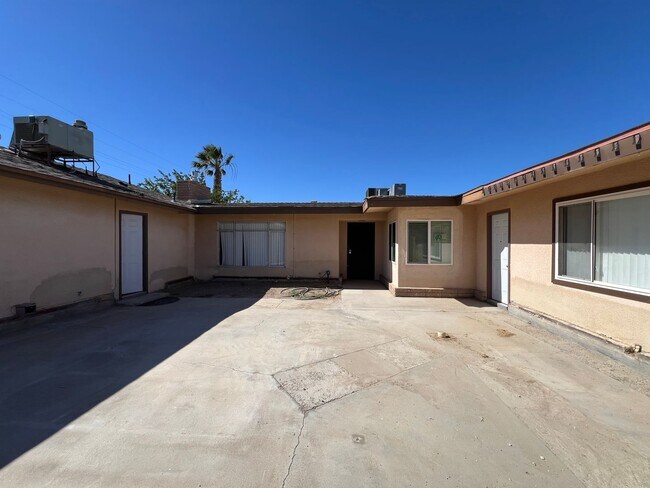 Building Photo - Spacious 4 Bedroom 2 Bathroom House Locate...