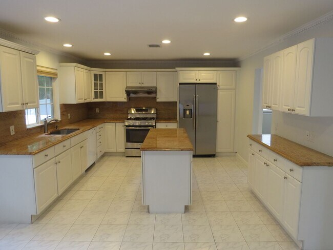 Building Photo - Mint 4 Bedroom 3.5 Bath