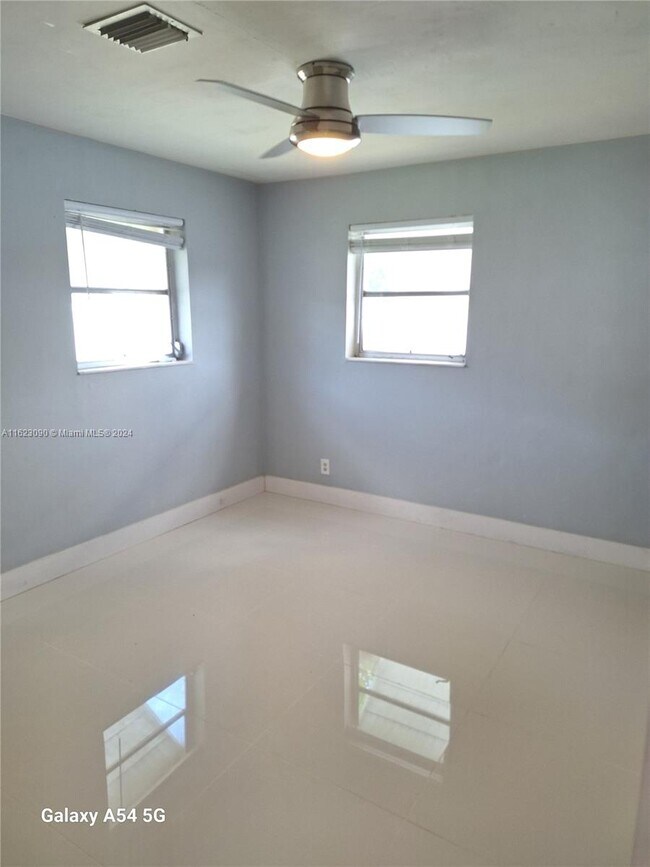 Foto del edificio - 2221 N 61st Terrace