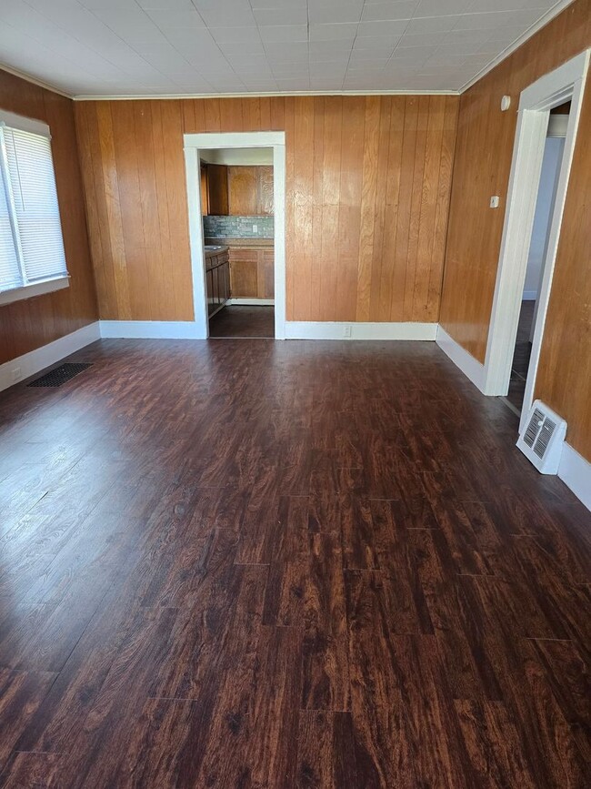 Building Photo - 2 bedroom house with attached garage