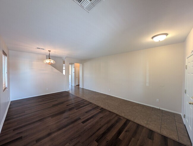 Building Photo - 4 Bedroom Home Near W Southern Ave and S 7...