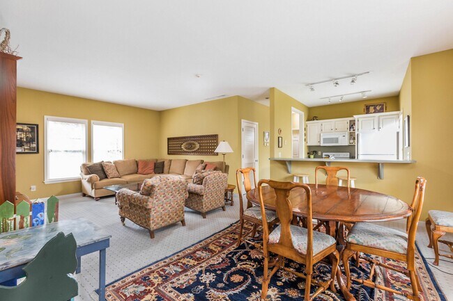 Dining Area - 527 Lockerbie St