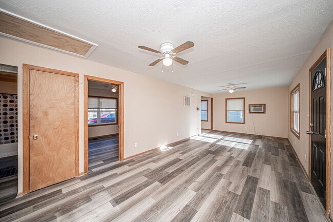 Foto del edificio - Please View 3D Virtual Walk-Through Before Scheduling a Showing