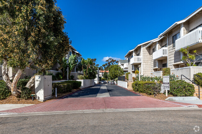 Entrada - La Jolla Village Park