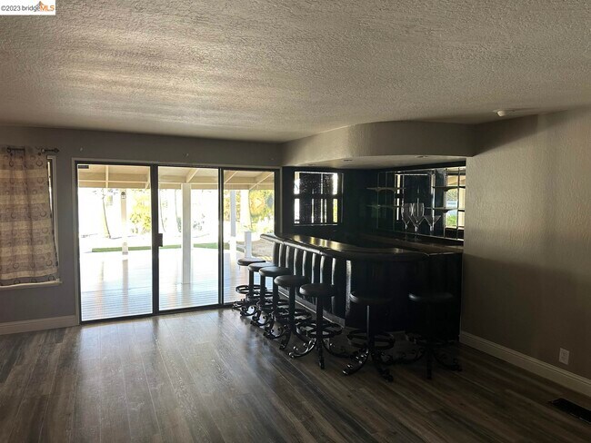 Building Photo - 1472 Willow Lake Rd