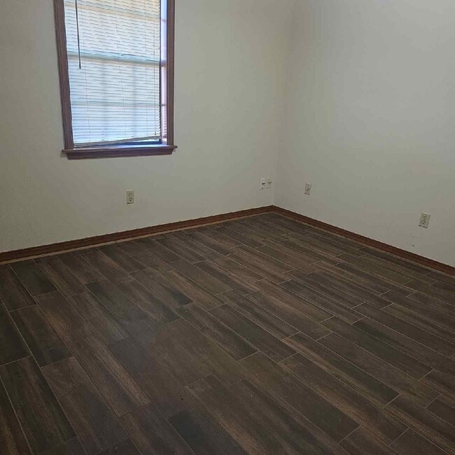 Building Photo - 1002 Sybil Dr