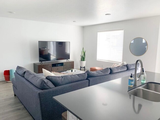 Building Photo - Gorgeous Row End Townhome!