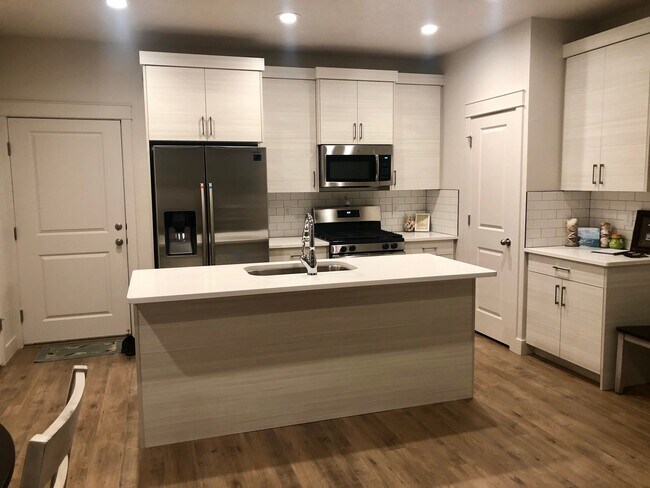 Foto del edificio - 245 E Brigham Ln