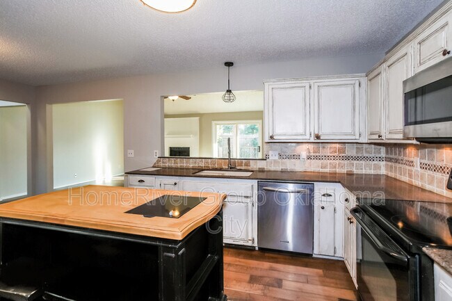 Foto del edificio - 10016 Hollyhead Way