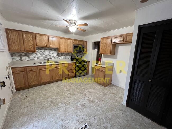 Building Photo - 3 bedrooms 1 bathrooms ranch house for rent