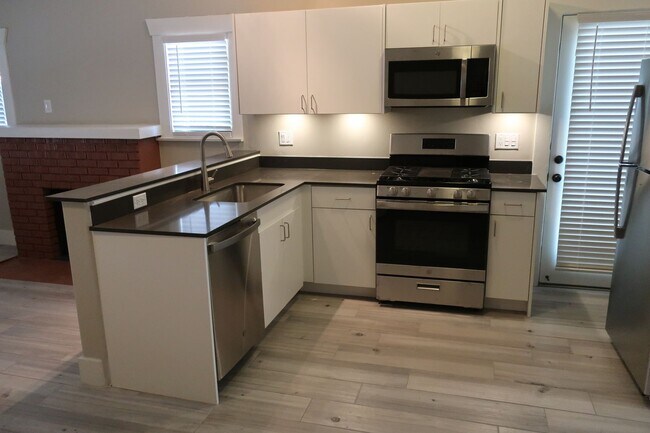 Foto del edificio - Fully Remodeled 1 Bedroom Duplex Apartment in Historical U of A Neighborhood