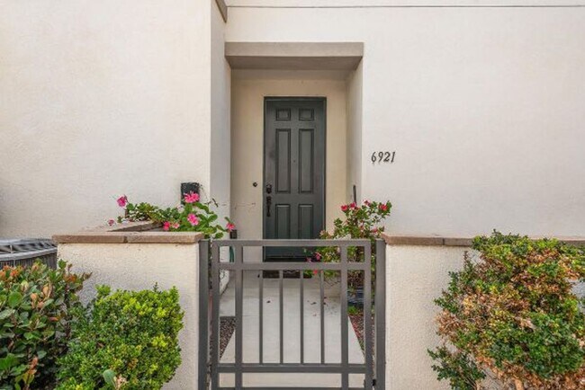 Building Photo - Beautiful 3B/3.5BA Townhouse in Carlsbad w...