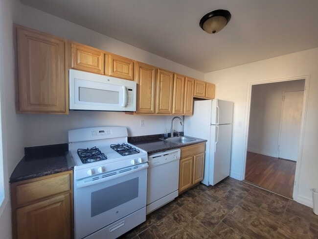 Building Photo - 1 Sadore Ln
