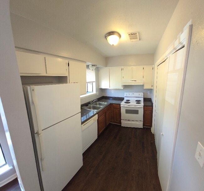 Building Photo - 406 Manuel Dr