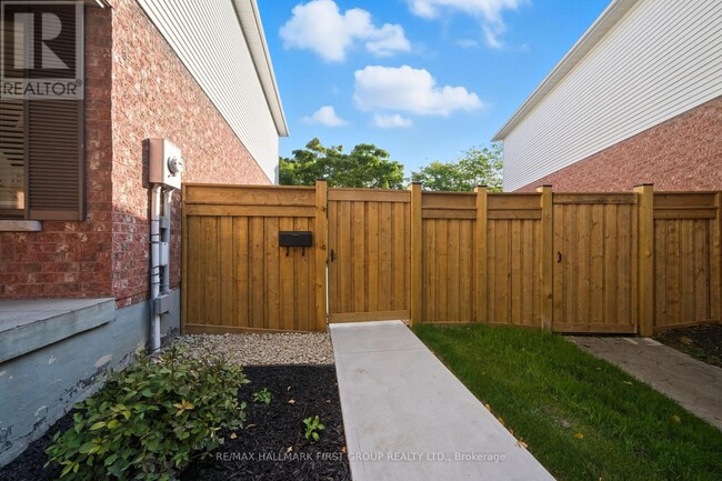 Building Photo - 126 Buyson Crescent