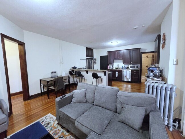 Foto del edificio - WOW!  NO BROKER FEE!!  UPDATED 3.5 BED/2 BATH IN PRIME COOLIDGE CORNER LOCATION