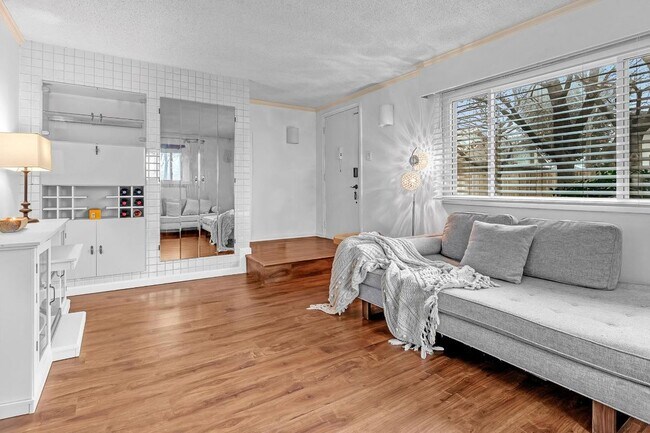 Foto del edificio - 6687 Greenback Ln