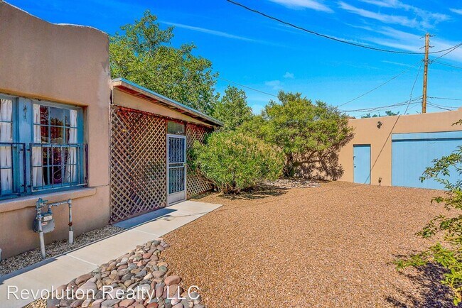 Building Photo - 2 br, 2 bath House - 626 N. Alameda Blvd.