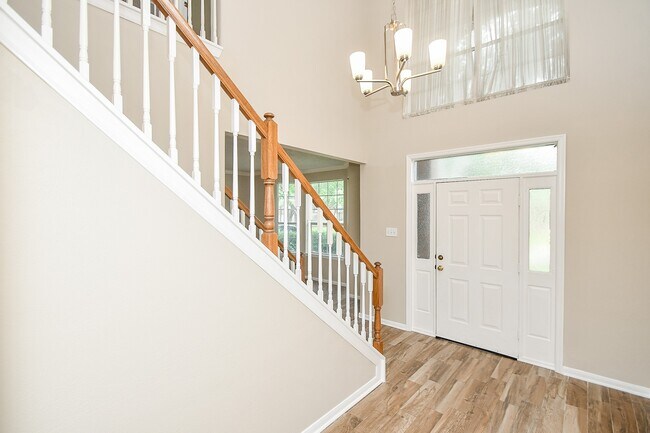 Foto del edificio - 215 Windrift Ct