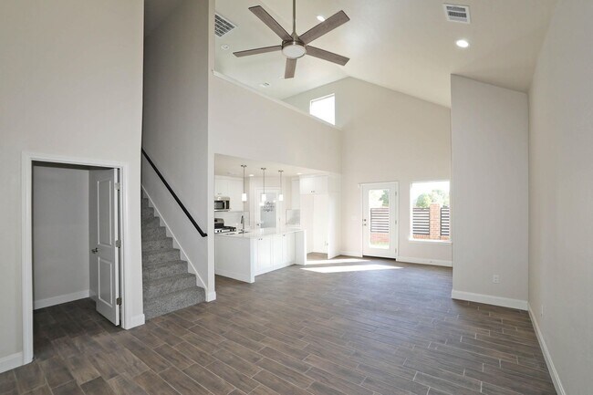 Building Photo - 7629 Woodford Ave