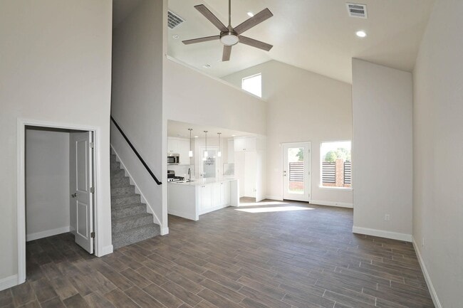 Foto del edificio - 7629 Woodford Ave