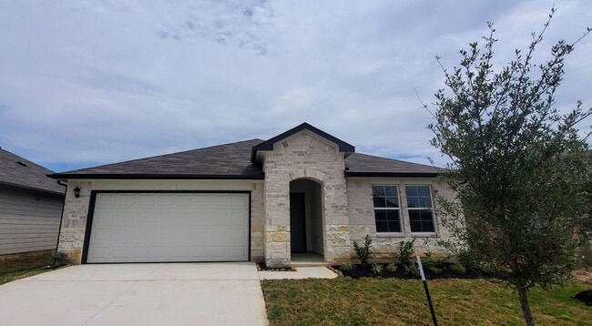 Foto del edificio - 4 BR + STUDY/ 3 BA in Seguin - 2042 SF One...