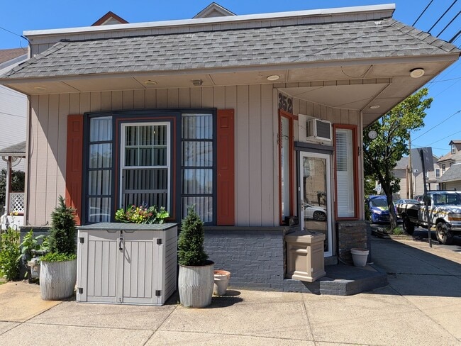 Building Photo - 352 Jefferson Ave