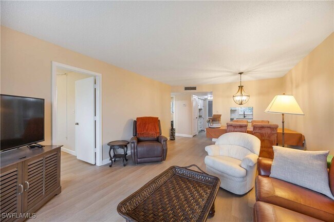 Foto del edificio - 300 Forest Lakes Blvd